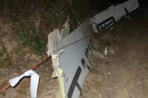 Aparece una de las cajas negras del avión chino accidentado