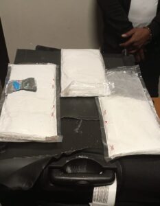 Arrestan dominico español con más de dos kilos presumiblemente cocaína