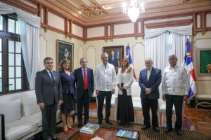 Presidente Abinader recibe al expresidente chileno Eduardo Frei