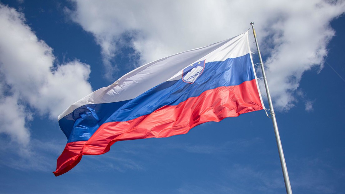 Embajada Eslovenia en Kiev retira bandera por "parecerse a la rusa"