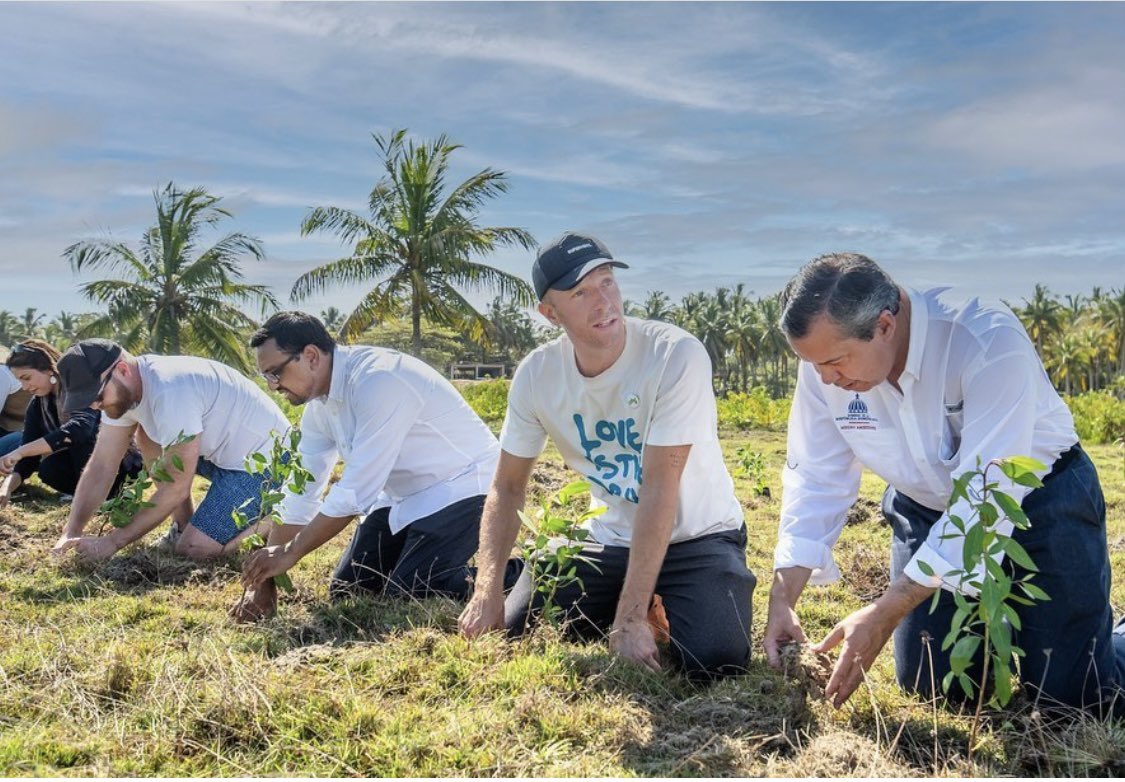 Chris Martin siembra mangles en el Parque Ecológico de Nigua