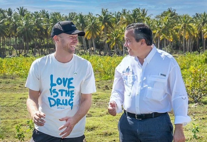 Chris Martin siembra mangles en el Parque Ecológico de Nigua