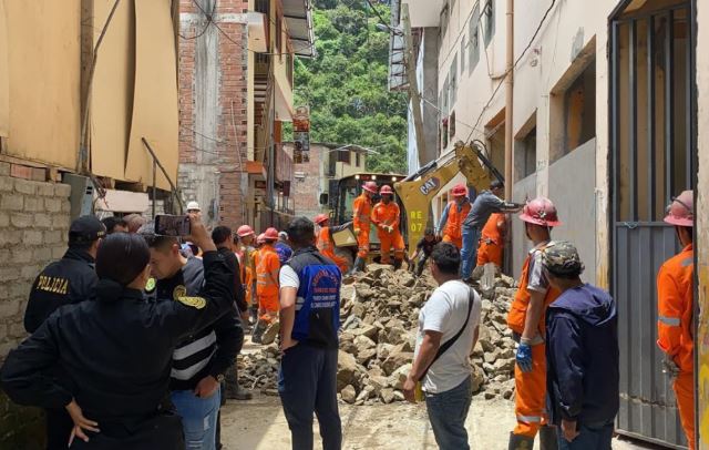 Quince atrapados y seis desaparecidos tras derrumbe en Perú
