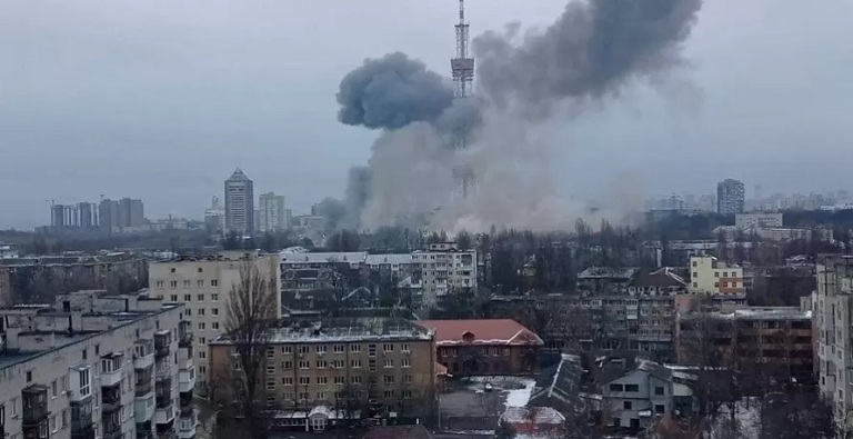 Torre de televisión de Kiev es atacada y deja a la ciudad sin señal