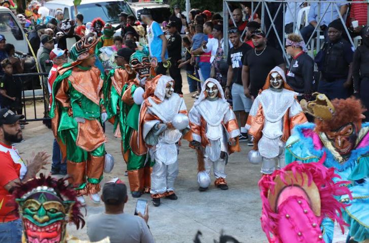 Falcondo apoya el tradicional carnaval de Bonao