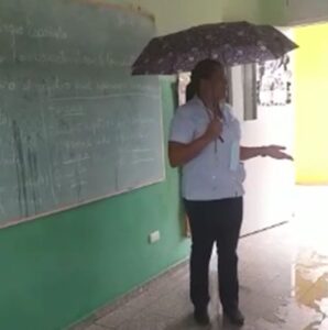Filtraciones obligan docentes a usar sombrillas dentro escuela en Moca