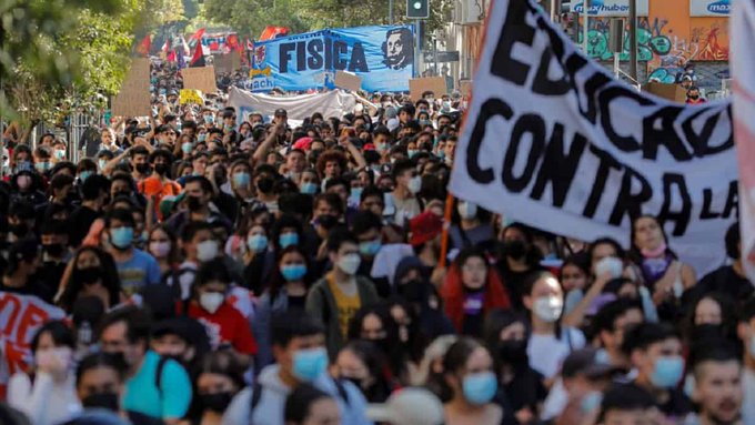 Estudiantes hacen primera manifestación que enfrenta Gobierno de Boric