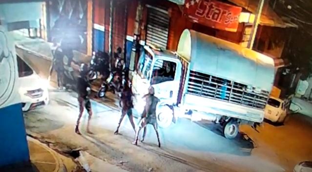 VIDEO: Policías agreden brutalmente dos jóvenes en Los Alcarrizos