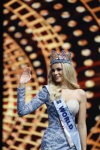 Polonia gana la corona de Miss Mundo 2021, en una polémica gala 