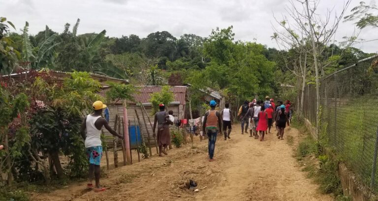 Poblado amarra a haitiano que hirió a varios poseído por un demonio