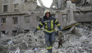 Sube a 15 las muertes por ataque ruso a edificio oficial en Mikolaiv