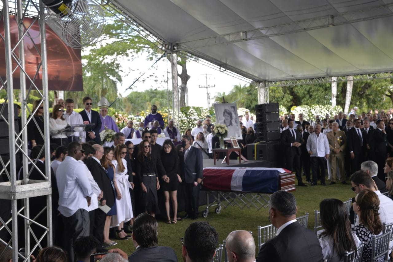 Sumergidos en tristeza cientos despiden a doña Rosa Gómez de Mejía -DPolanco