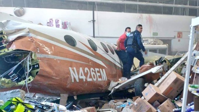 Avioneta cae sobre supermercado en México y deja tres muertos