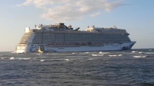 Crucero encalla en Puerto Plata con cientos de turistas a bordo