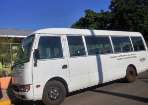 Estudiantes de Maimón reciben autobús para traslado a universidades
