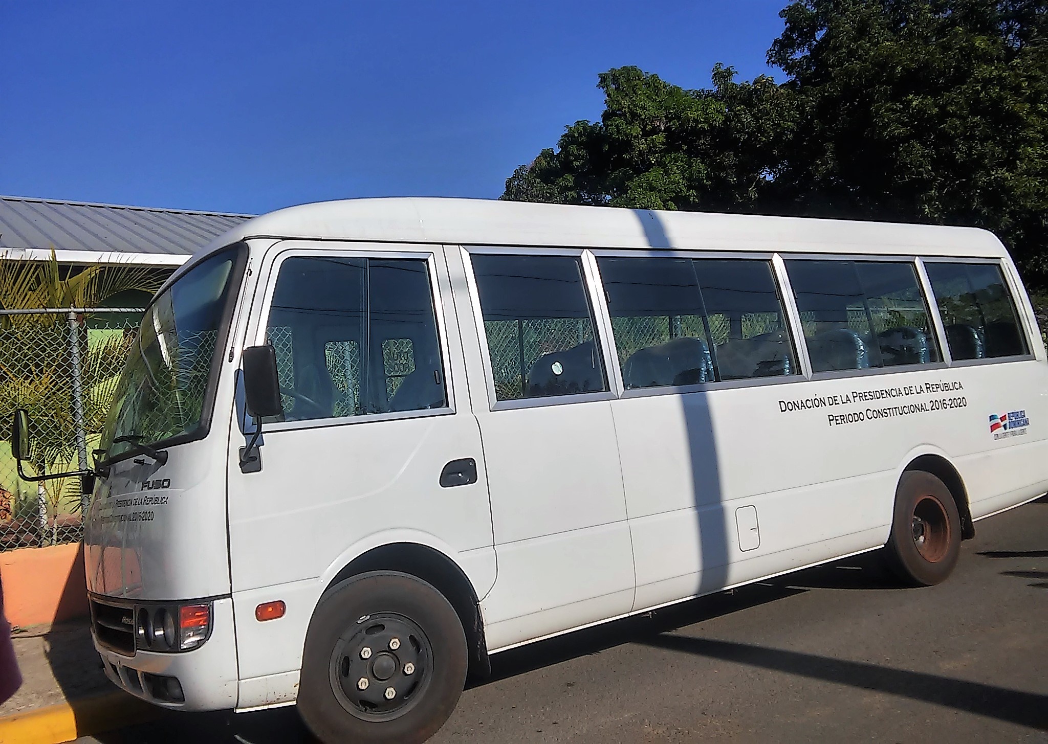 Estudiantes de Maimón reciben autobús para traslado a universidades