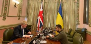 El primer ministro británico, Boris Johnson, se ha reunido con el presidente de Ucrania, Volodomír Zelenski, en una visita a Kyiv que no había sido anunciada previamente