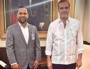 Alcalde de Las Terrenas y presidente Abinader se reúnen en su despacho