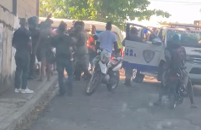 Denuncian patrulla de policías golpea comerciante en Los Guaricanos