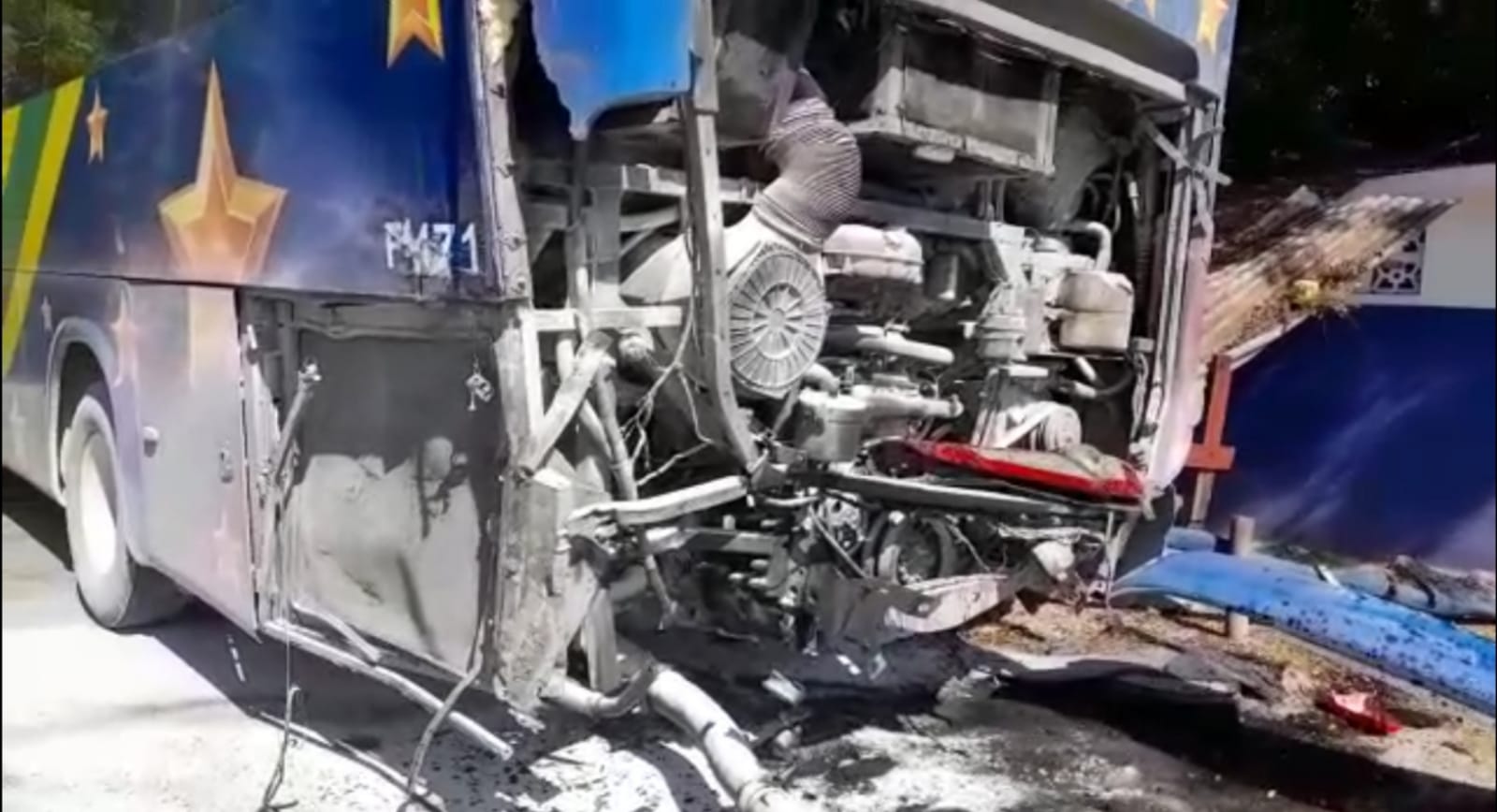 Autobús evade motorista y se estrella contra Ingenio de Barahona