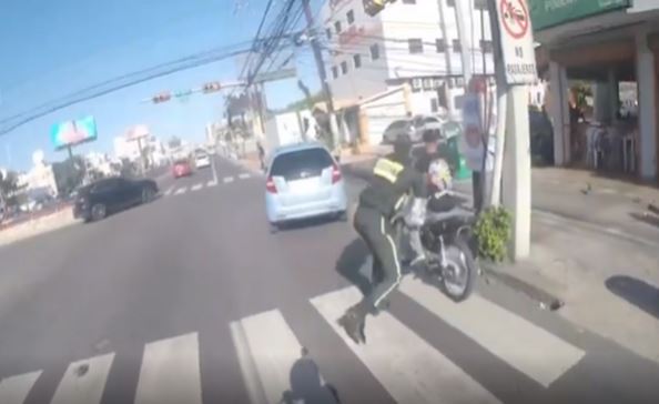 Agente Digesett provoca que joven caiga al pavimento en una motocicleta