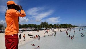 Unos 200 hombres y mujeres garantizan seguridad en playas de Cabrera