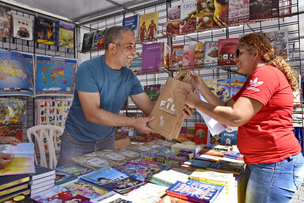 Feria de Libro implementa por primera vez uso de bolsas biodegradables