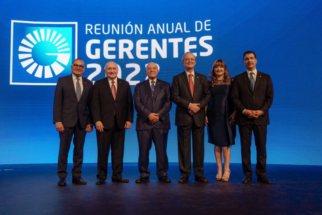 Desde la izquierda, los señores Juan Lehoux Amell, Rafael del Toro, Manuel E. Jiménez F., Manuel A. Grullón, Antonia Antón de Hernández y Christopher Paniagua.