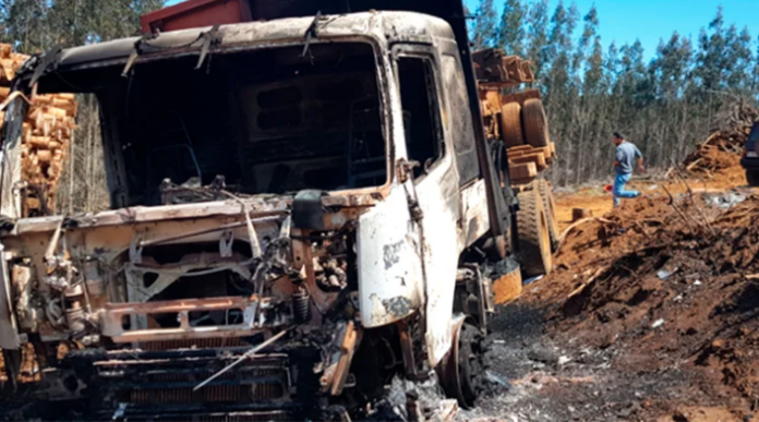 Crece violencia en Chile: incendiaron una veintena de vehículos
