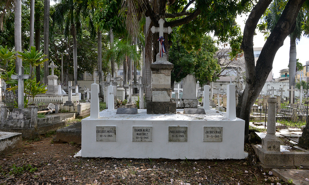 Las tumbas de los constitucionalistas Euclides Morillo, Ramón Núñez Martínez, Pablo Rodríguez y Jacques Viau.