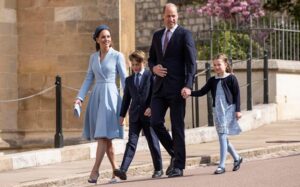 Duques de Cambridge asistieron a la Pascua en ausencia de Isabel II