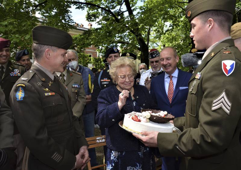 EEUU "devuelve" bizcocho de cumpleaños que tomó en Segunda Guerra