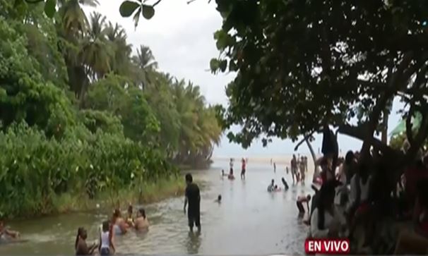 Cientos de vacacionistas disfrutan de balnearios en Barahona