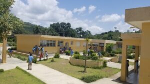 Fuera de peligro alumna se lanzó de tercer piso por bullying en Ocoa