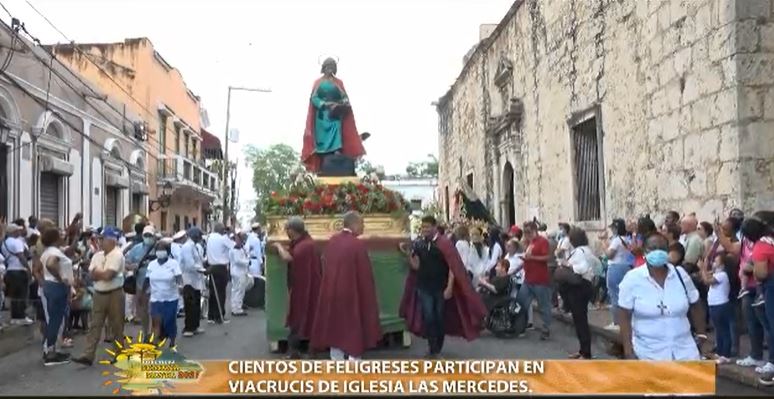 Cientos de feligreses participan en viacrucis de Iglesia Las Mercedes