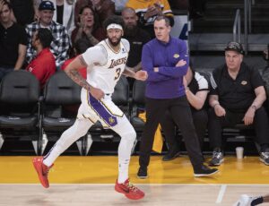 Frank Vogel no continuará como entrenador de los Lakers, según Woj