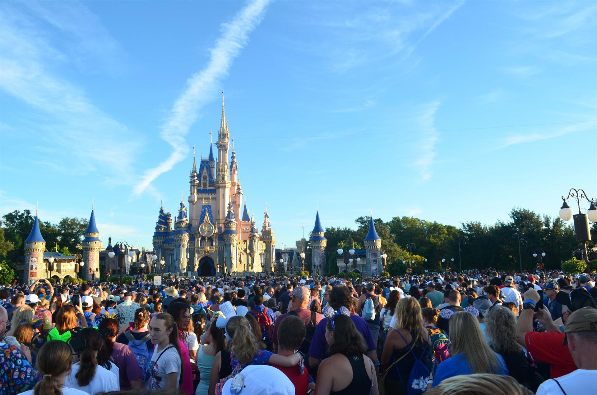Gobernador de Florida pide al Congreso fin del autogobierno de Disney