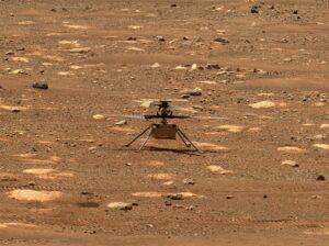 Ingenuity, el pequeño helicóptero que sigue volando en Marte
