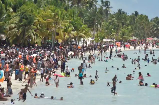 Policía turística se encarga de la seguridad en playa de Boca Chica