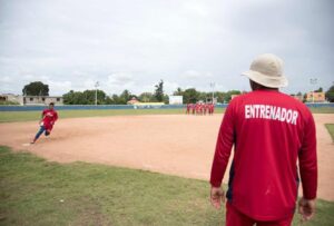 Jóvenes prospectos de San Juan son evaluados por academia de béisbol