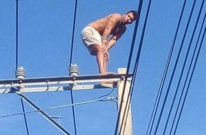 VIDEO: Hombre sube a torre de alta tensión en Cabarete Puerto Plata