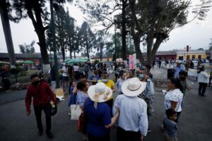 Miles de guatemaltecos asisten a las playas por Semana Santa