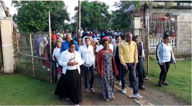 Cristianos católicos marchan para imitar sacrificios de Jesús en Yamasá