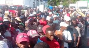 Haitianos abarrotan paso fronterizo pese a alerta epidemiológica