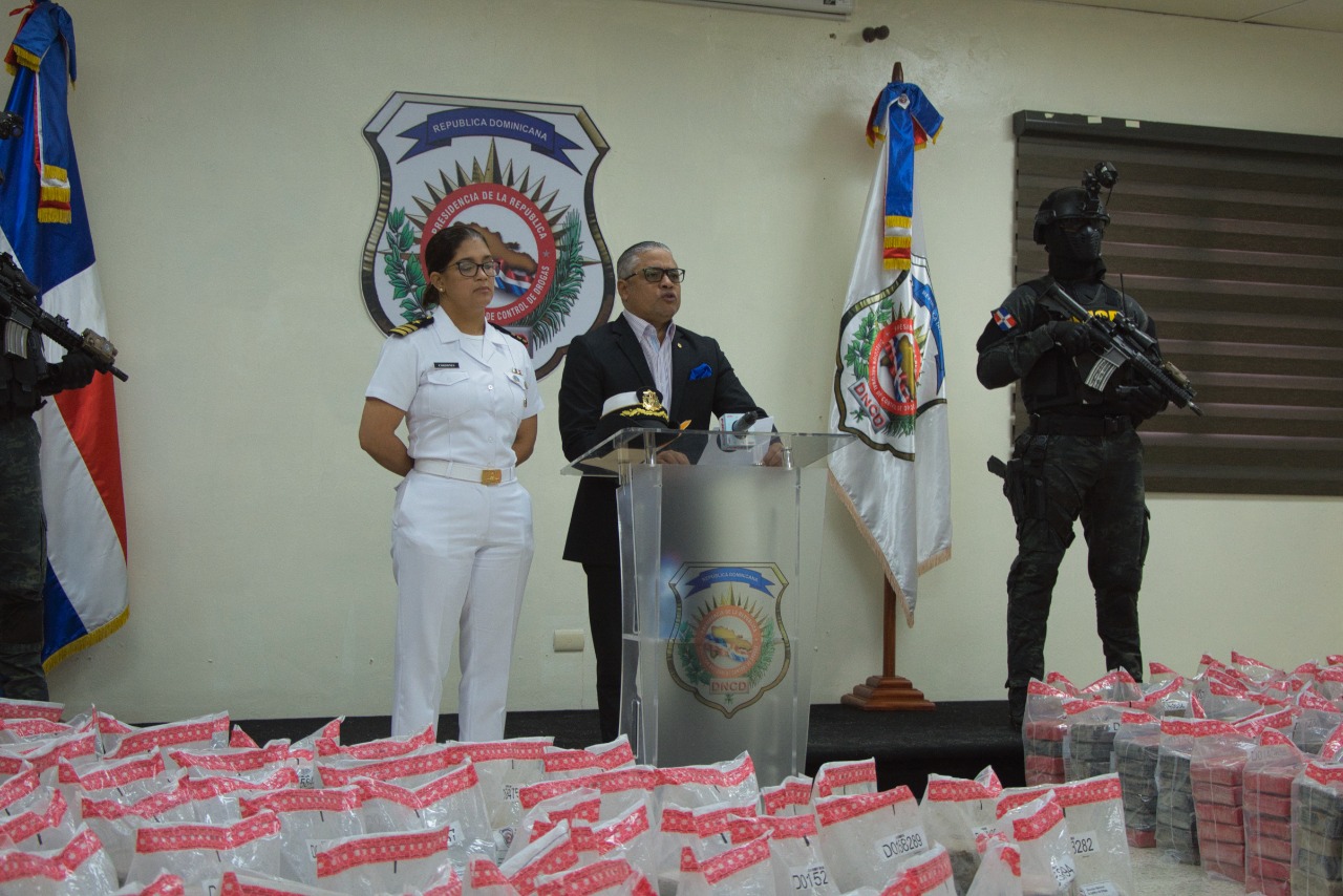 La Dirección Nacional de Control de Drogas (DNCD) y la Armada de República Dominicana, apoyados por agencias de inteligencia del Estado y miembros del Ministerio Público, confiscaron 1, 613 paquetes presumiblemente cocaína