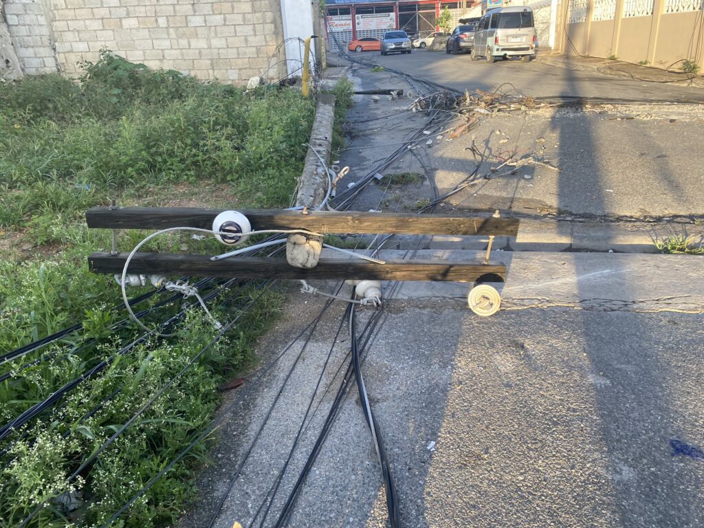 Caída de postes eléctricos deja sin luz sectores de Santo Domingo Este
