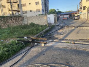 Caída de postes eléctricos deja sin luz sectores de Santo Domingo Este