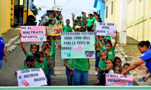 Parte de las drogas que se mueve en los barrios del sector Cienfuegos, del distrito municipal Santiago Oeste, envuelve a niños entre ocho y 11 años, que son utilizados como mulas por el narcotráfico