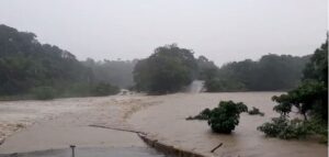 “Río el 40” se desborda y afecta balneario en Villa Altagracia