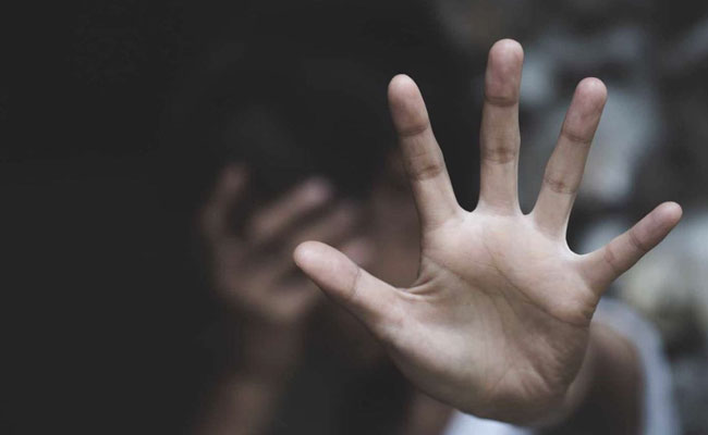 Maestra recién casada abusaba con sus dedos a alumna de 14 años